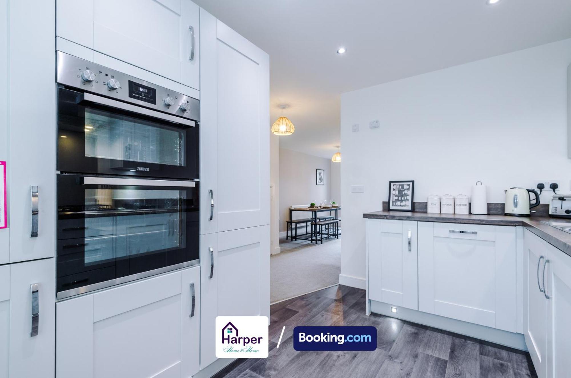 Prime Location 3 Storey By Harperletting Short Lets & Serviced Accommodation Chester With Driveway Long Or Short Stays Hough Green Ngoại thất bức ảnh