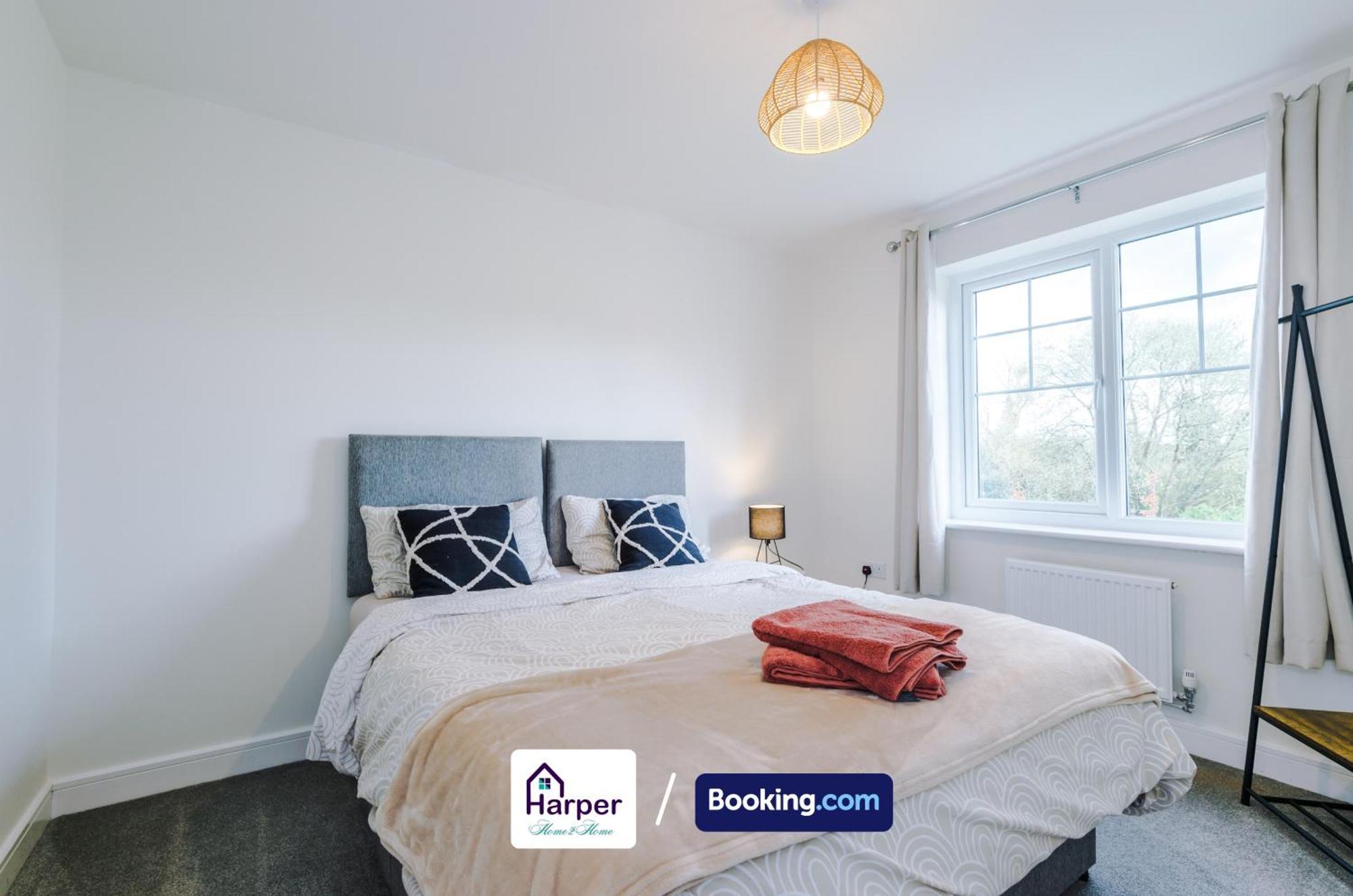 Prime Location 3 Storey By Harperletting Short Lets & Serviced Accommodation Chester With Driveway Long Or Short Stays Hough Green Ngoại thất bức ảnh