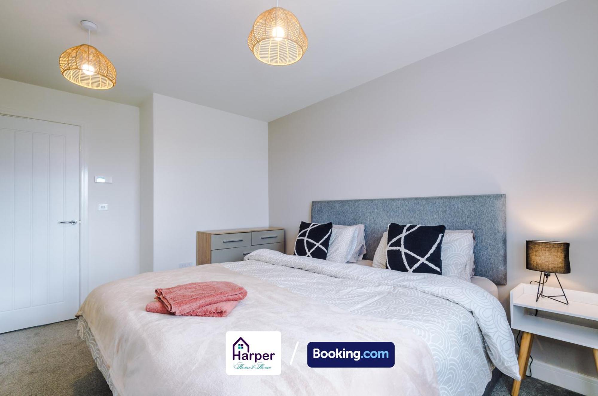 Prime Location 3 Storey By Harperletting Short Lets & Serviced Accommodation Chester With Driveway Long Or Short Stays Hough Green Ngoại thất bức ảnh