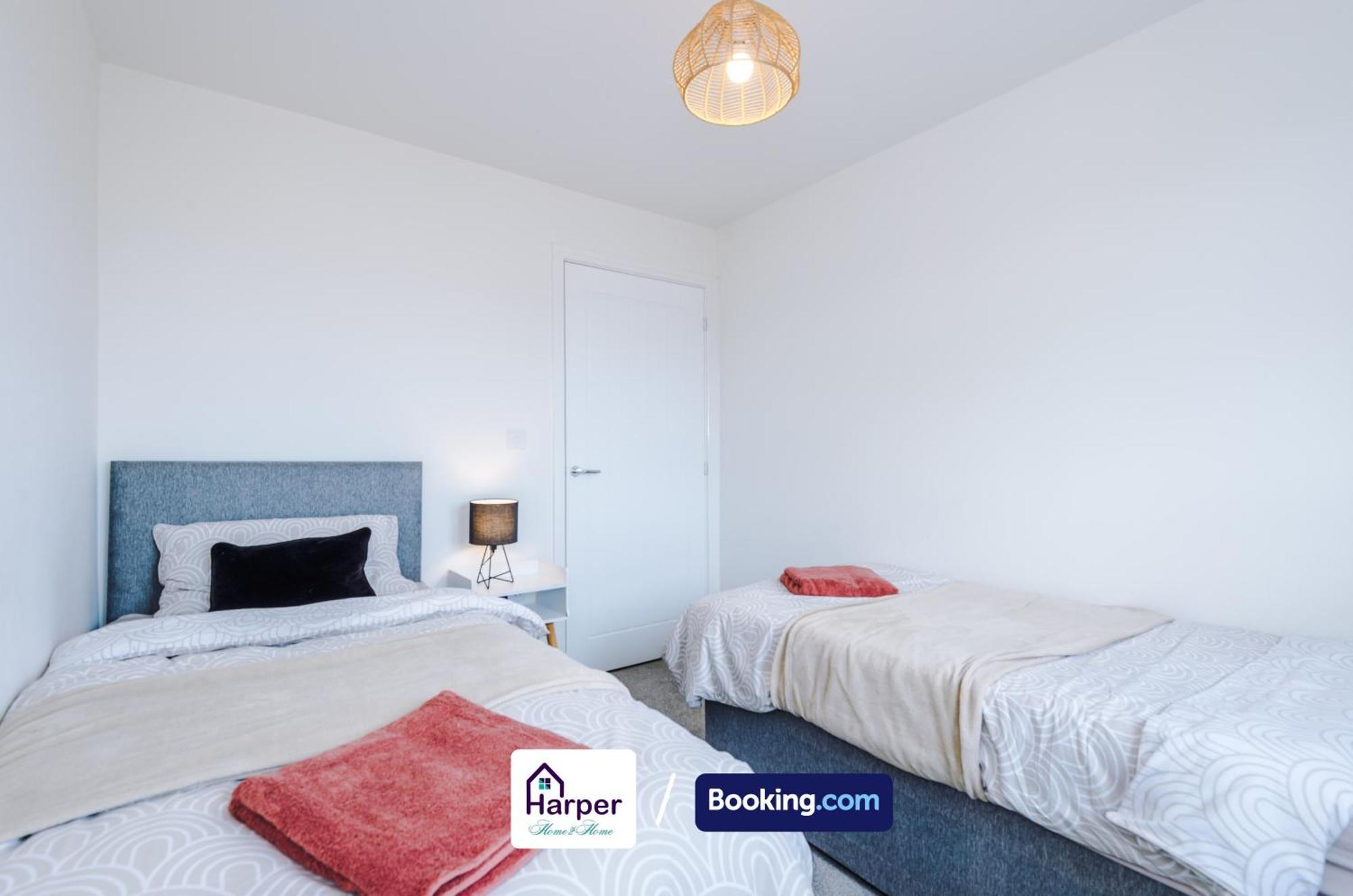 Prime Location 3 Storey By Harperletting Short Lets & Serviced Accommodation Chester With Driveway Long Or Short Stays Hough Green Ngoại thất bức ảnh