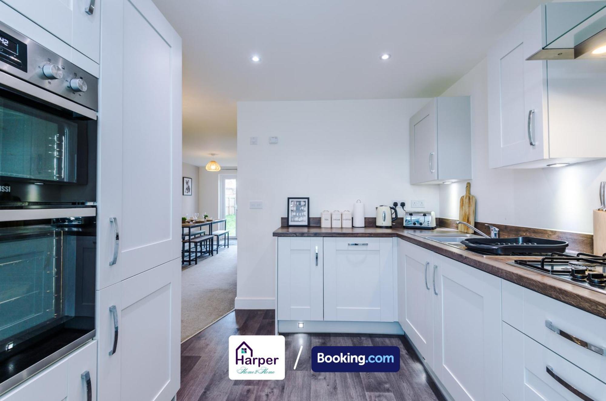 Prime Location 3 Storey By Harperletting Short Lets & Serviced Accommodation Chester With Driveway Long Or Short Stays Hough Green Ngoại thất bức ảnh