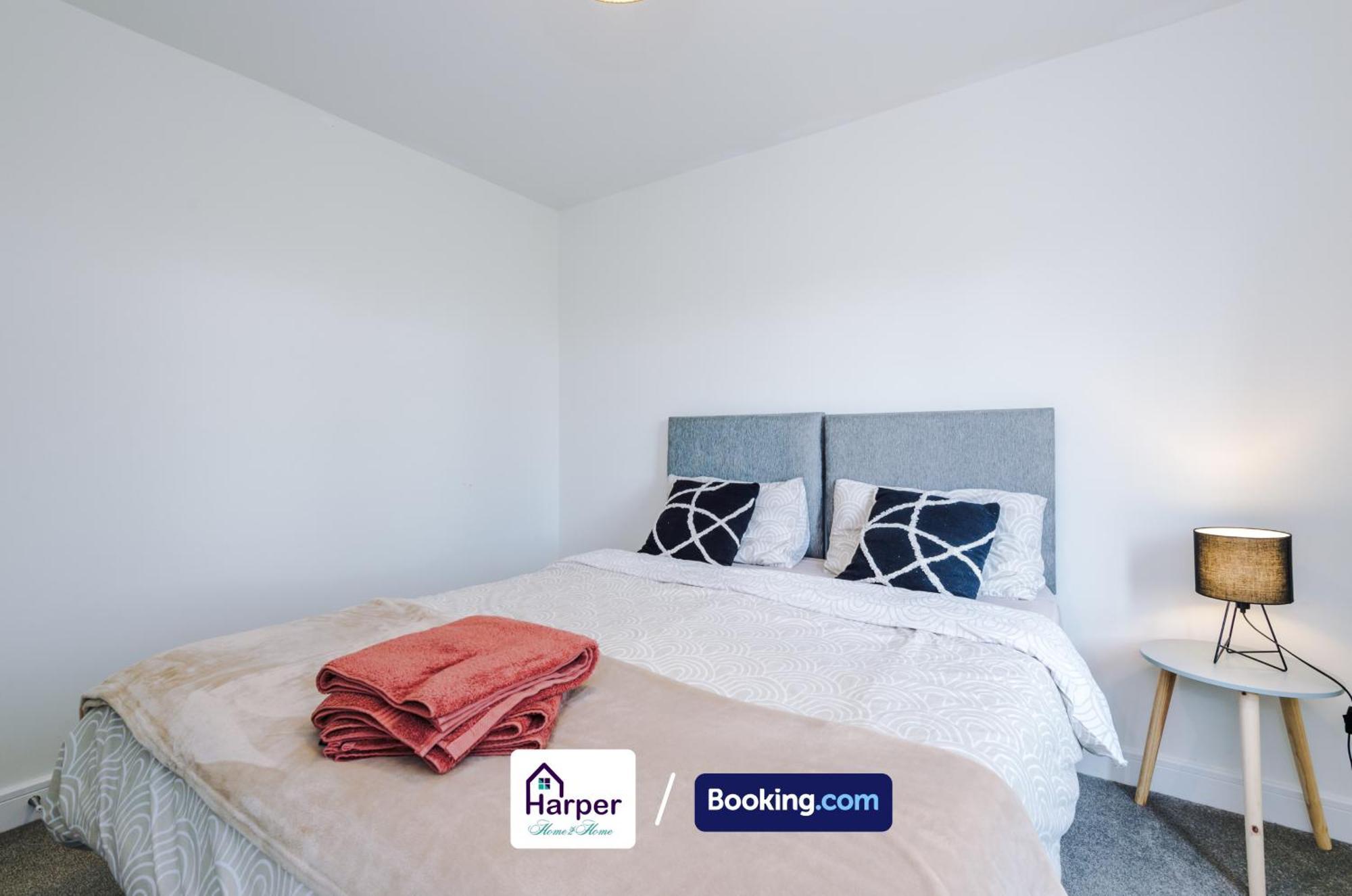 Prime Location 3 Storey By Harperletting Short Lets & Serviced Accommodation Chester With Driveway Long Or Short Stays Hough Green Ngoại thất bức ảnh