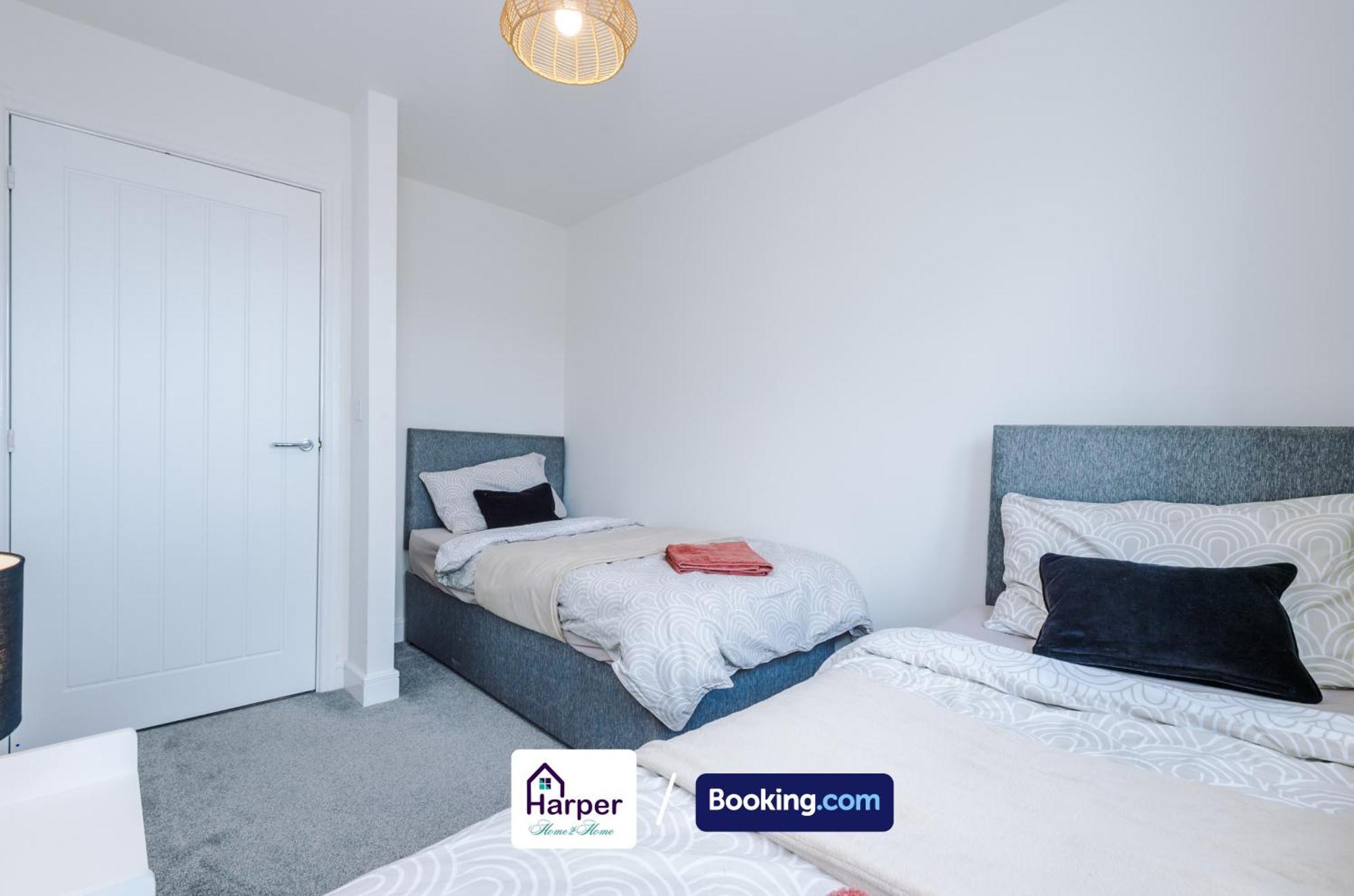 Prime Location 3 Storey By Harperletting Short Lets & Serviced Accommodation Chester With Driveway Long Or Short Stays Hough Green Ngoại thất bức ảnh