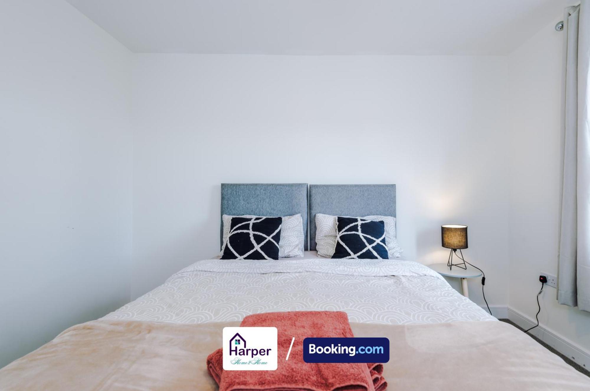 Prime Location 3 Storey By Harperletting Short Lets & Serviced Accommodation Chester With Driveway Long Or Short Stays Hough Green Ngoại thất bức ảnh