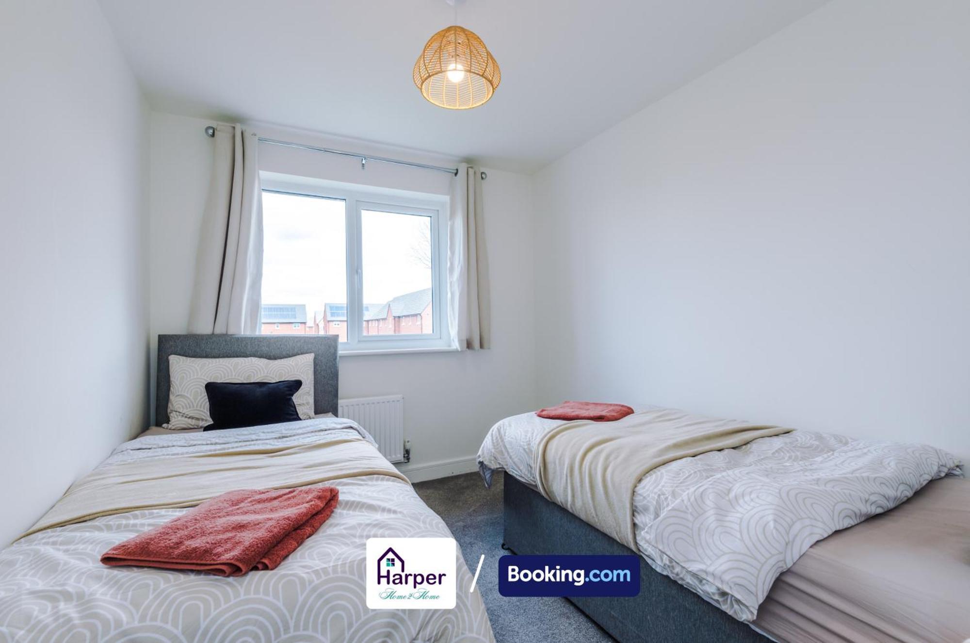 Prime Location 3 Storey By Harperletting Short Lets & Serviced Accommodation Chester With Driveway Long Or Short Stays Hough Green Ngoại thất bức ảnh