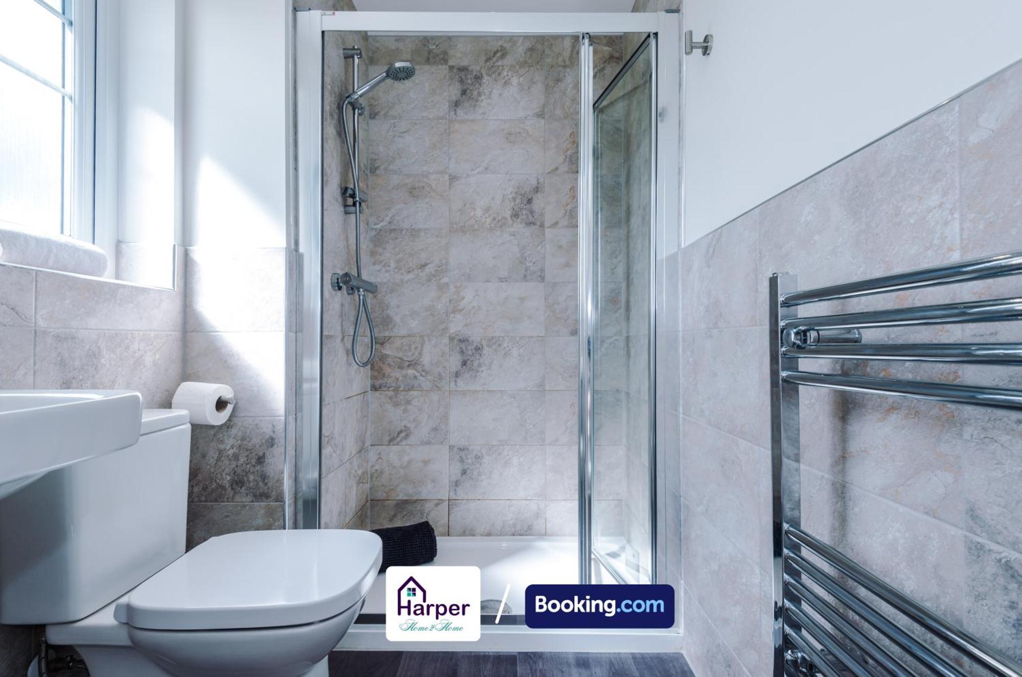 Prime Location 3 Storey By Harperletting Short Lets & Serviced Accommodation Chester With Driveway Long Or Short Stays Hough Green Ngoại thất bức ảnh